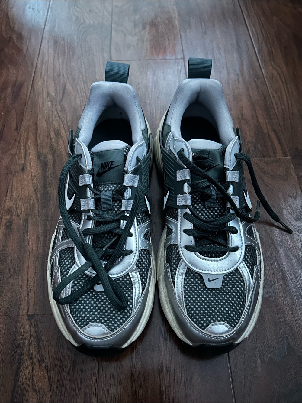 Nike Men's Gray and Silver Athletic Sneakers